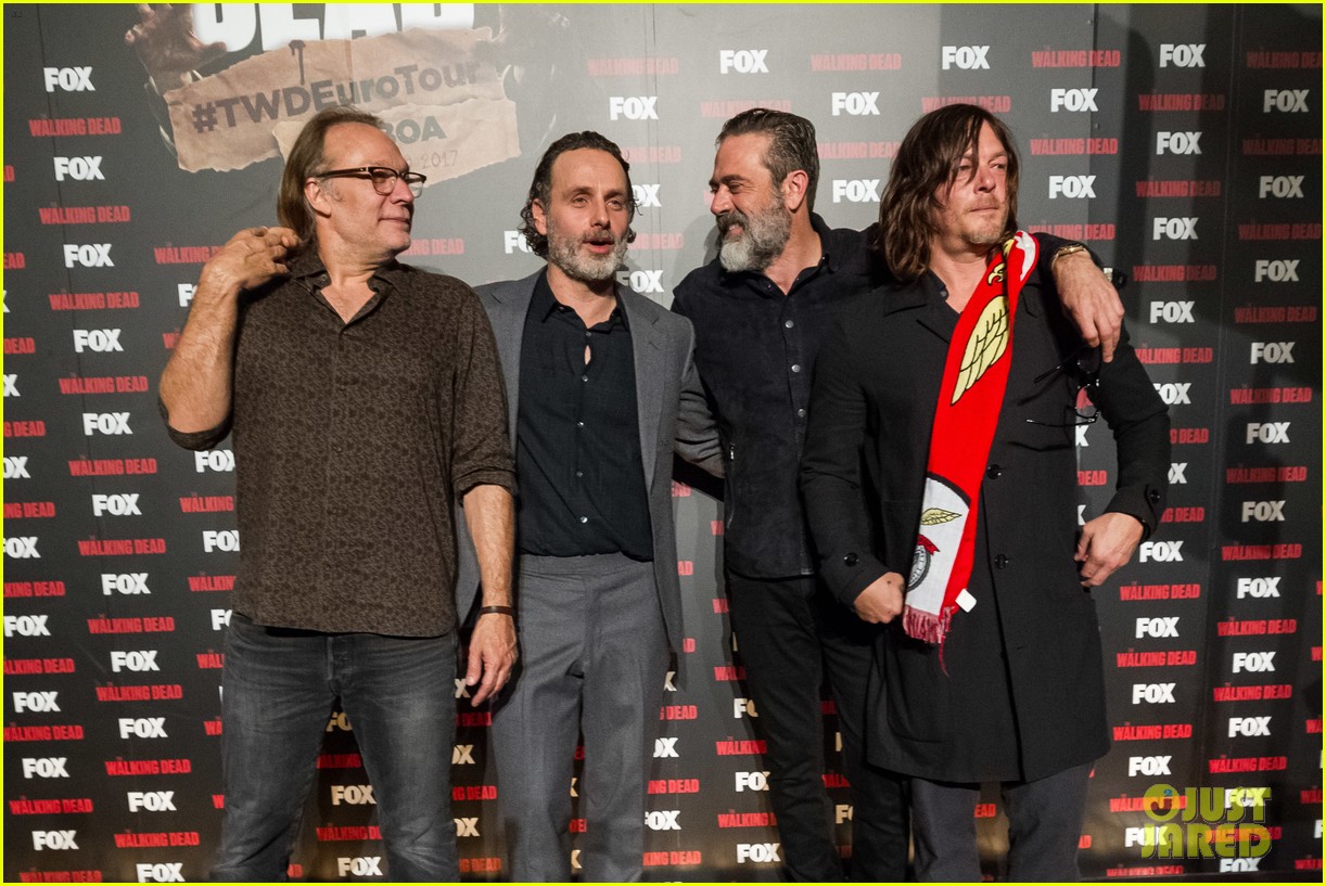 &lsquo;Walking Dead&rsquo; Actors Hold Hands at Fan Event in Spain!: Photo 3872111