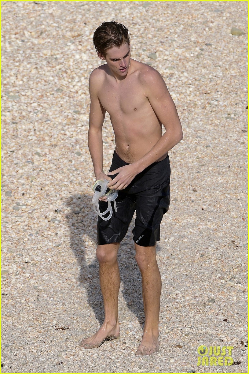 Cindy Crawford & Rande Gerber Hit the Beach with Their Kids: Photo