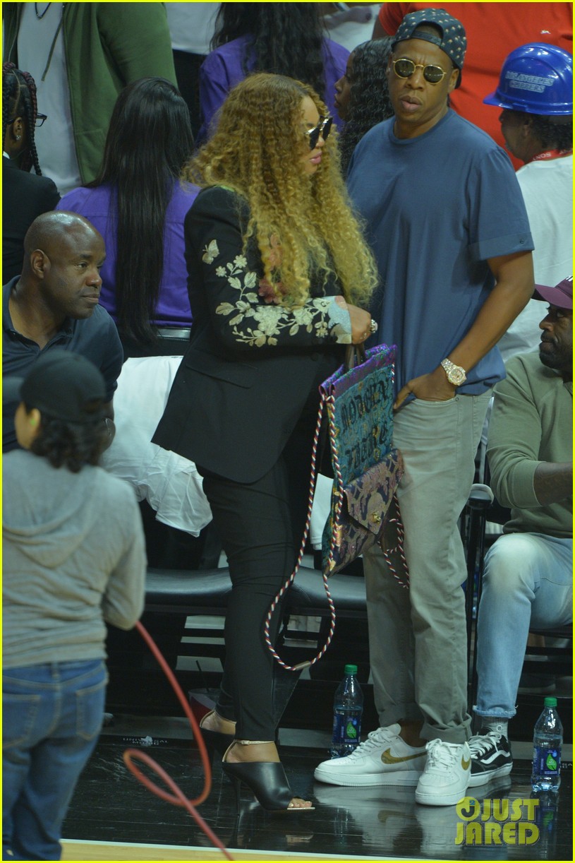 jay-z-cradles-beyonce-baby-bump-at-clippers-game04.jpg