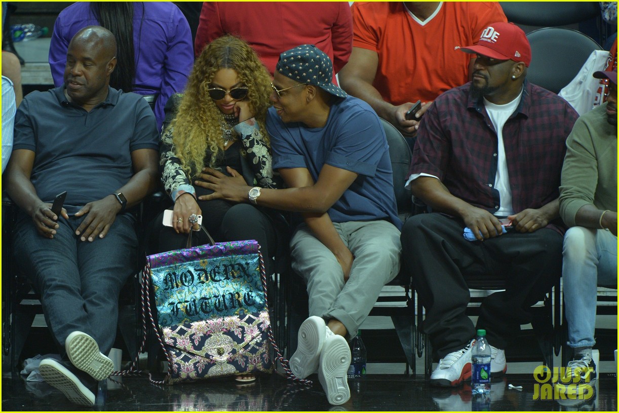 jay-z-cradles-beyonce-baby-bump-at-clippers-game05.jpg