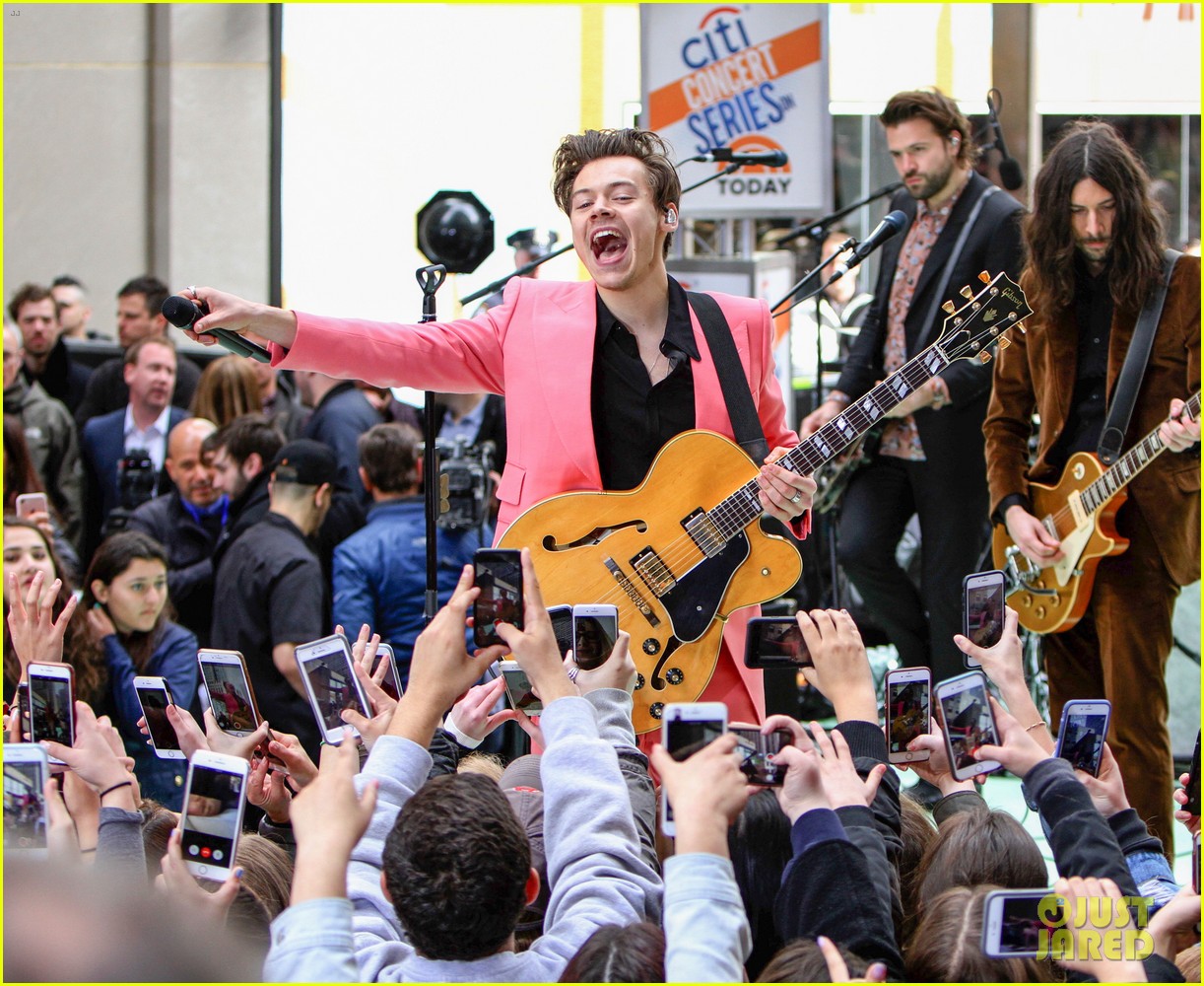 Harry Styles Debuts &lsquo;Carolina&rsquo; During &lsquo;Today Show&rsquo; Performance: Photo