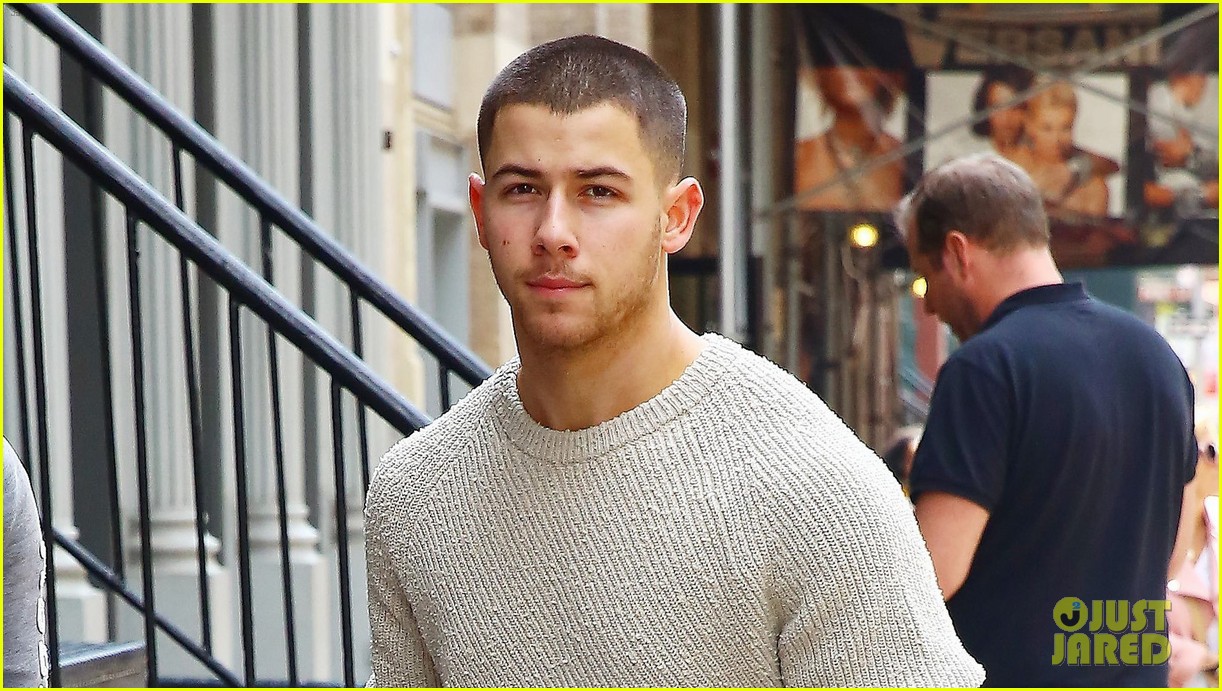 Nick Jonas Asked If He S Hotter Than Joe Jonas Here S His Response Photo 3892531 Nick Jonas Pictures Just Jared