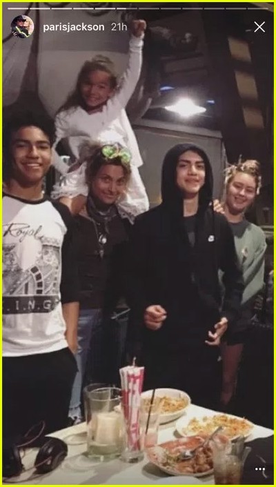 paris jackson share rare photo with blanket 013900116