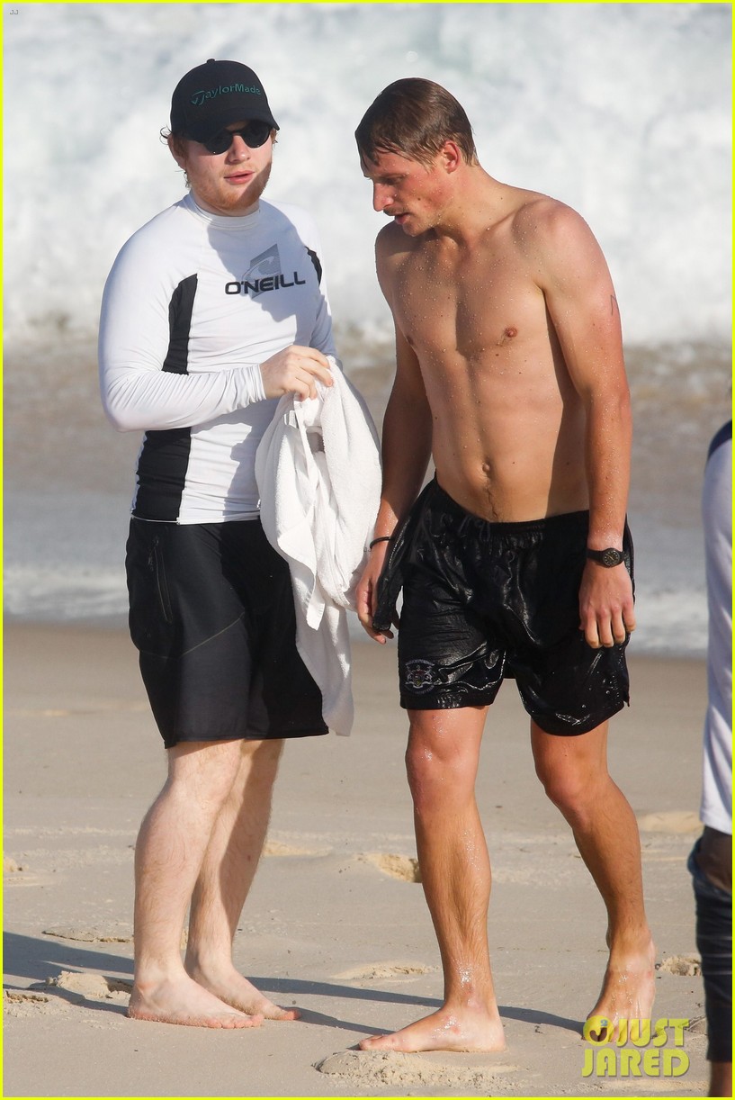 Ed Sheeran Hangs Out @ The Beach NUDE With Friends!