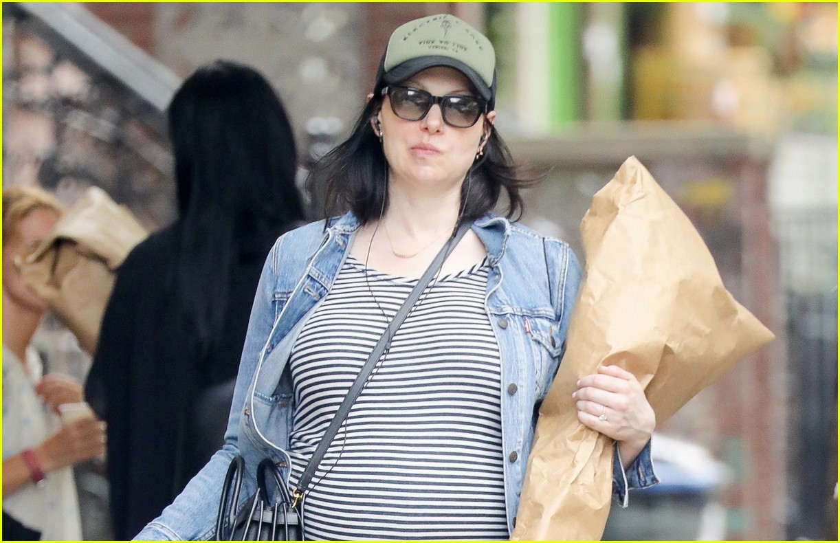 [Image: laura-prepon-shows-off-baby-bump-during-...rip-04.jpg]