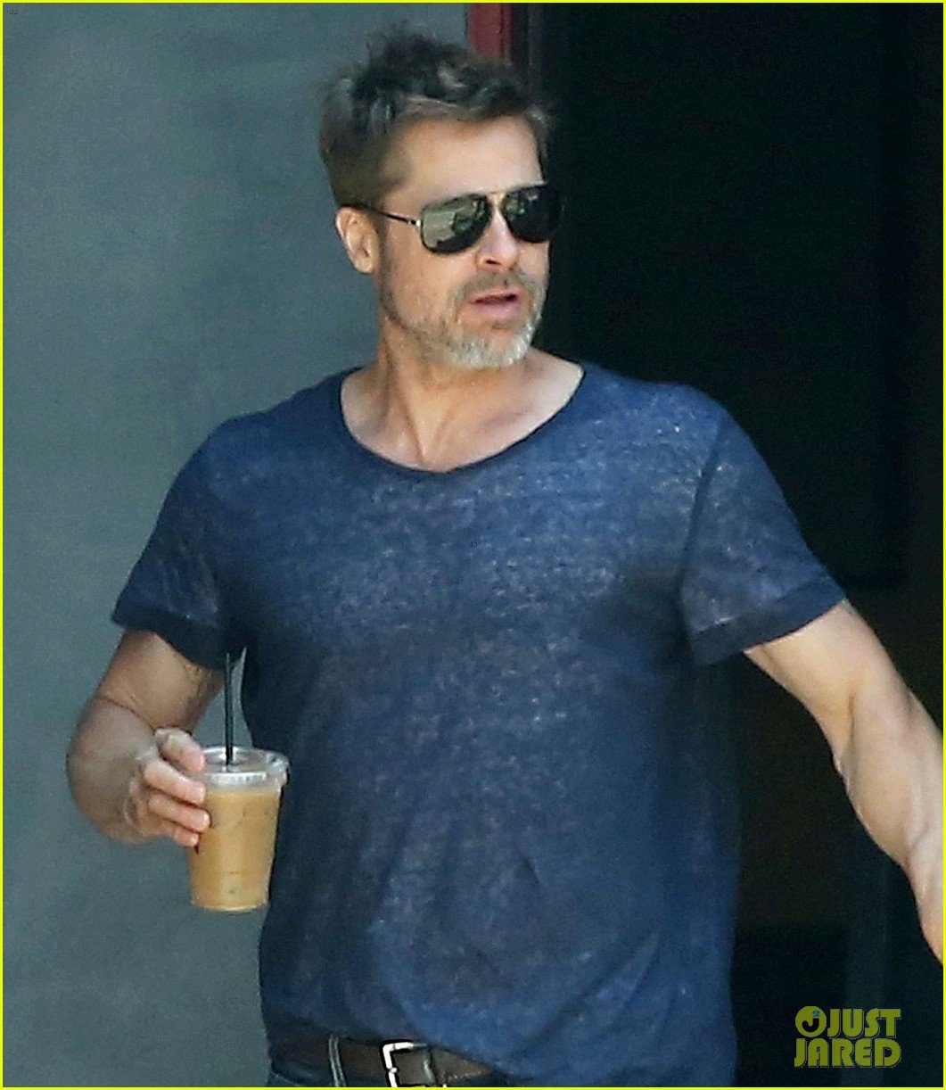 Brad Pitt Sips on Iced Coffee After Lunch with Friends Photo 3924472