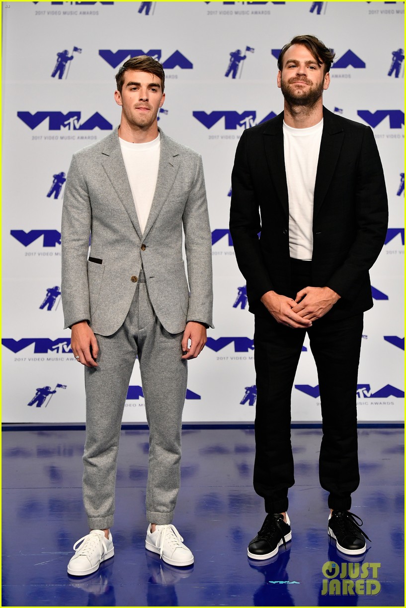 The Chainsmokers Look Dapper on MTV VMAs 2017 Red Carpet Photo 3946868