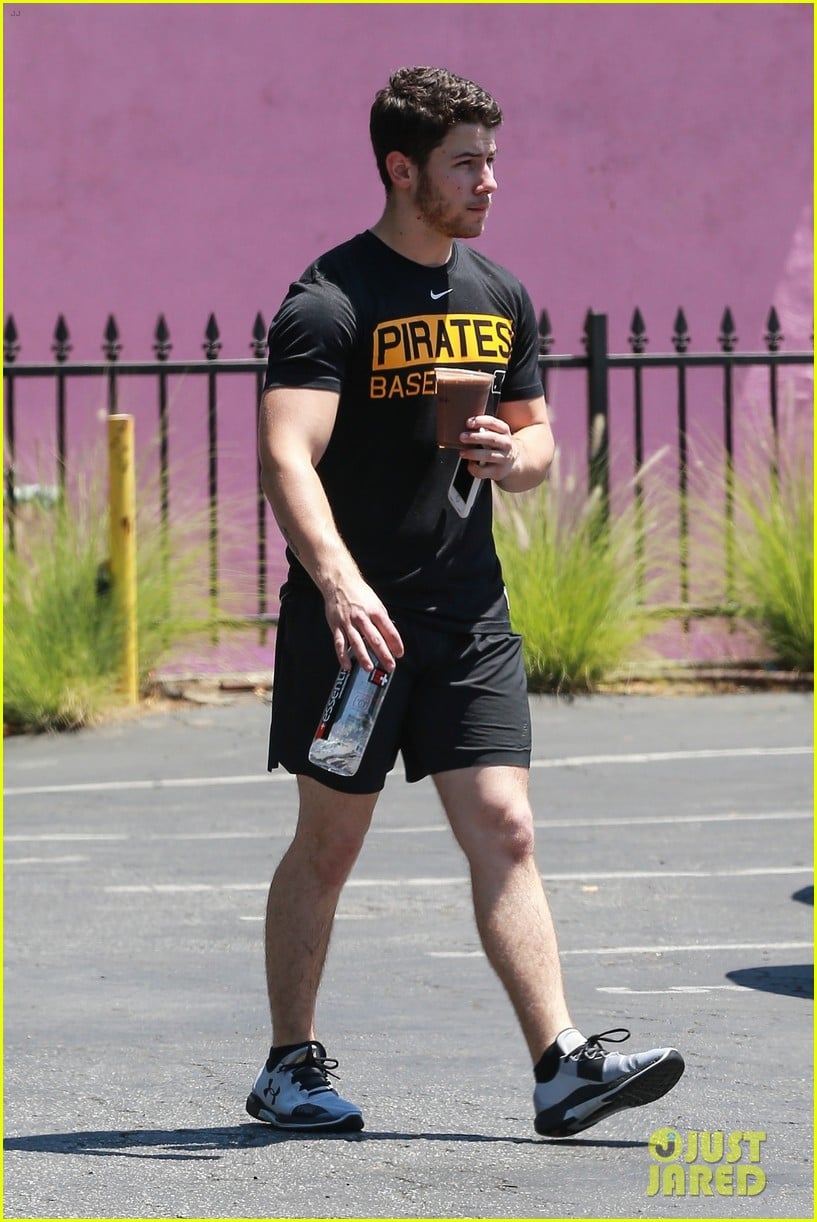 Nick Jonas Shows Off His Muscles After Hitting The Gym Nick Jonas Jonas Nick