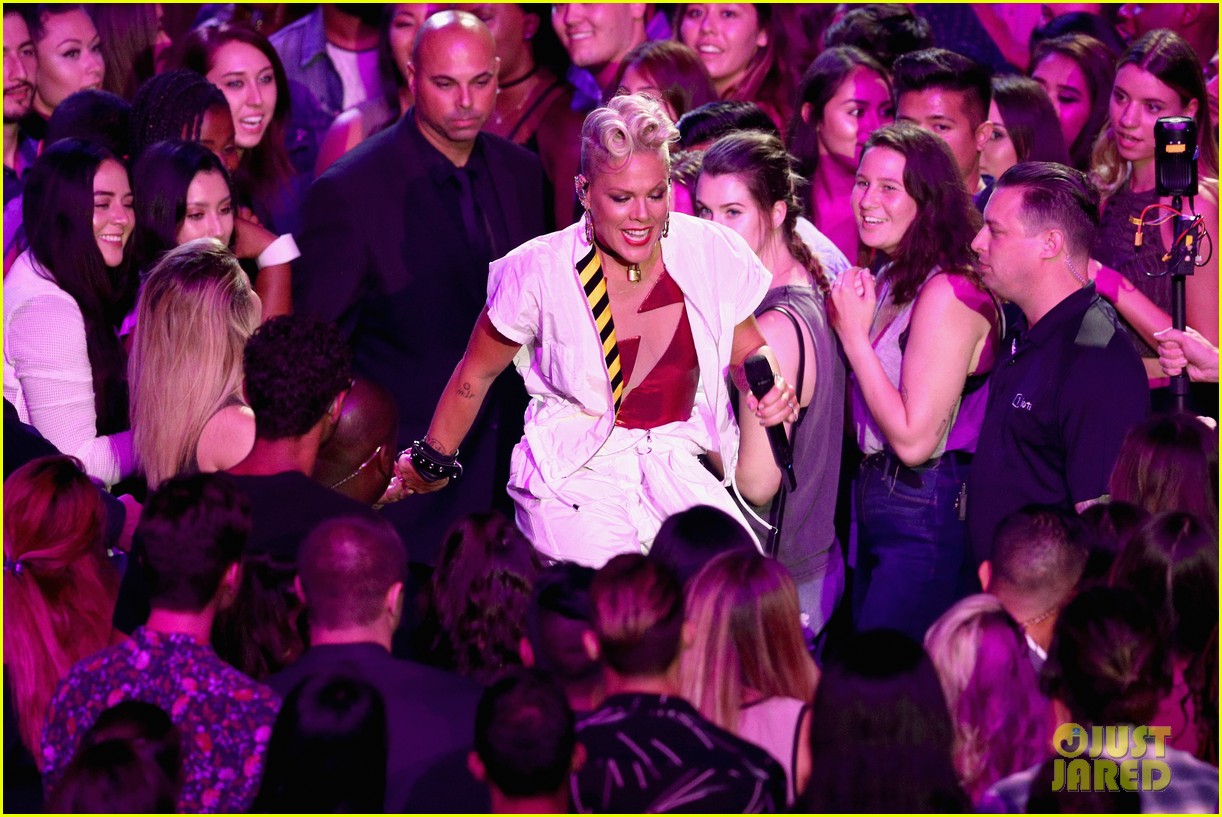 Pink Performs Her Greatest Hits at MTV VMAs 2017 Watch Now! Photo