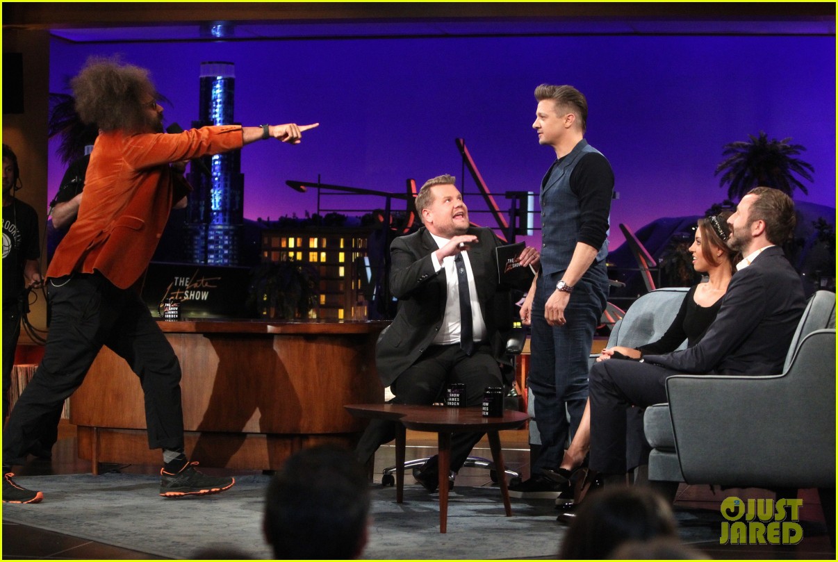 Elizabeth Olsen Thinks Jeremy Renner Resembles Grumpy Cat Photo