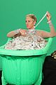 ellen degeneres hilariously inserts herself into taylor swifts video 04