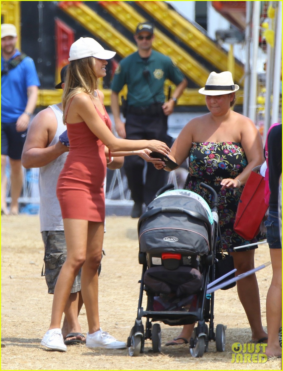 Robin Thicke�s Girlfriend April Love Geary Shows Off Her