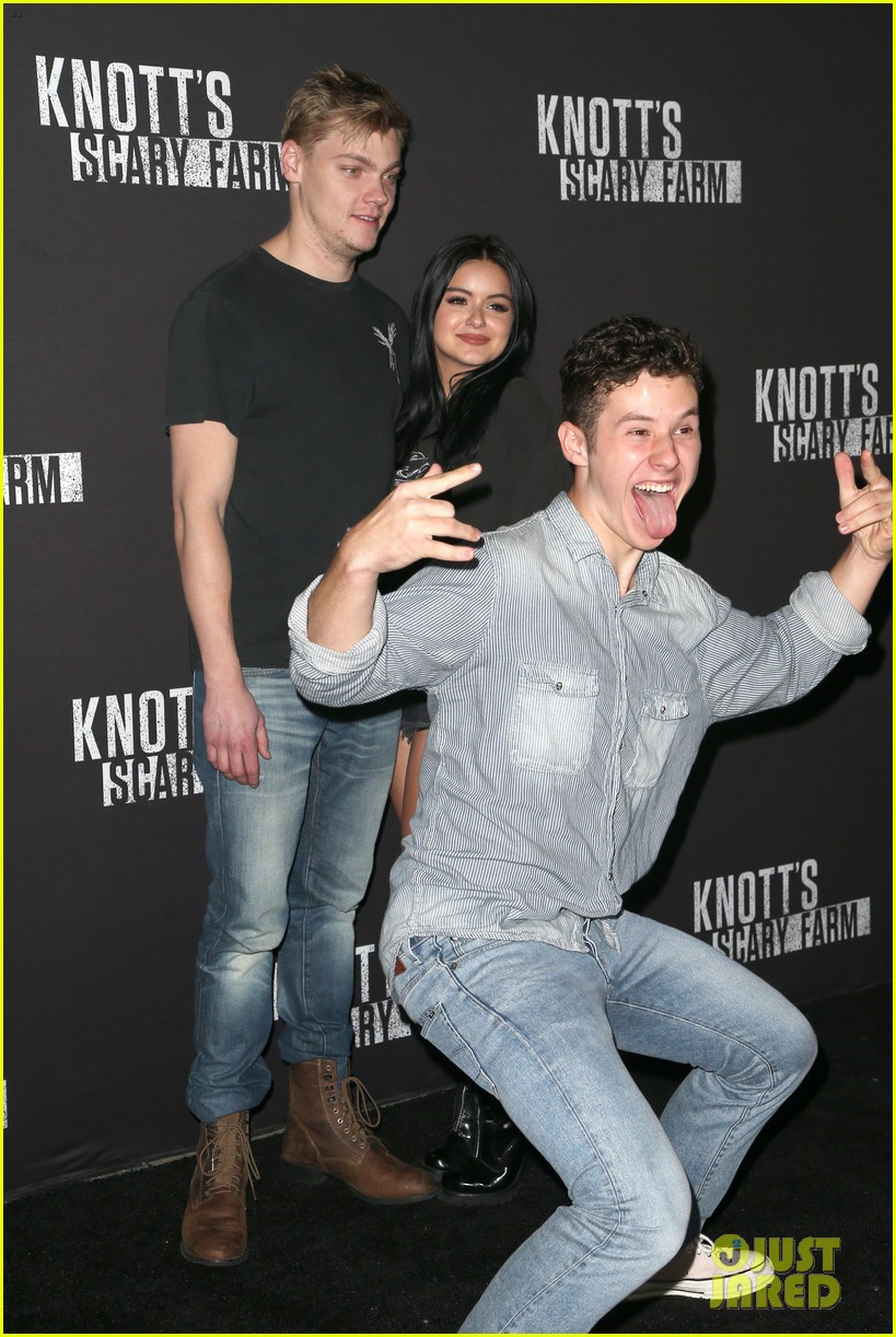 Ariel Winter & Levi Meaden Share a Kiss at Knott's Scary Farm Photo
