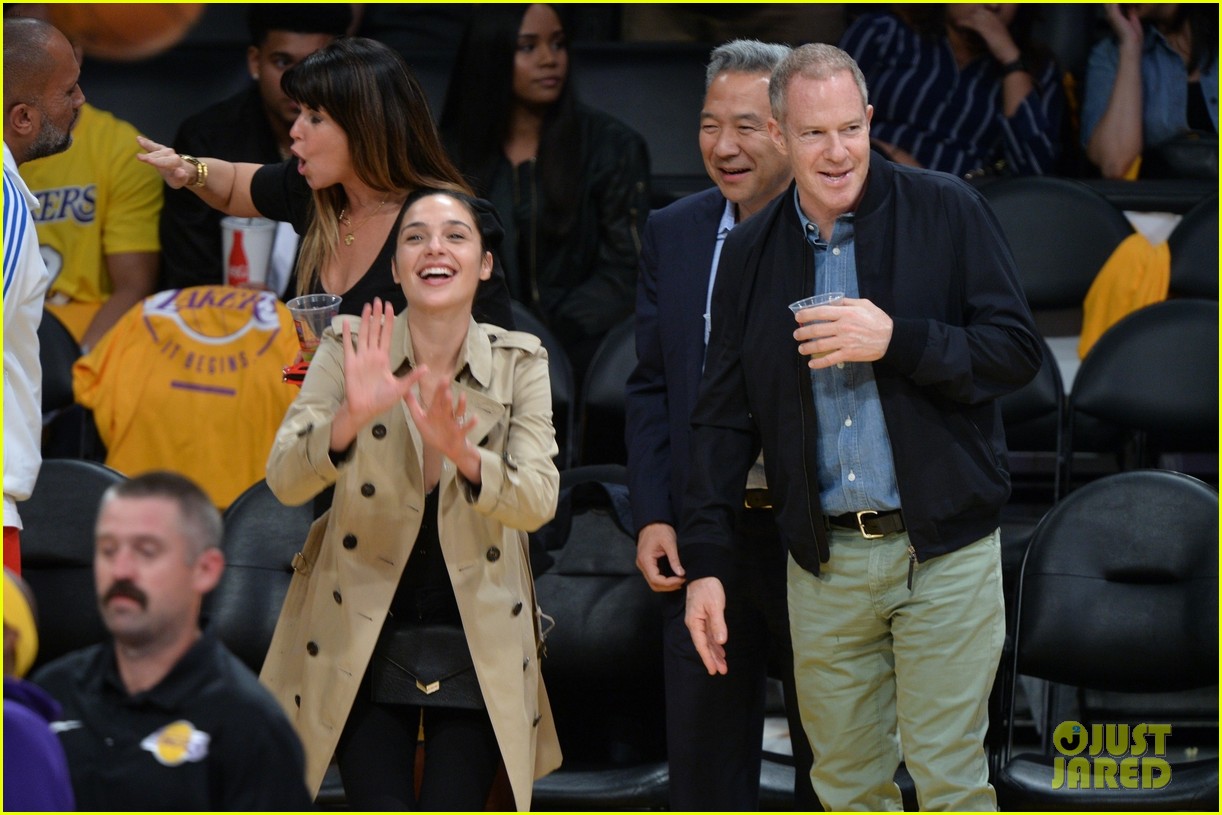 Gal Gadot Runs Into a 'Black-ish' Star at Lakers-Clippers Game: Photo