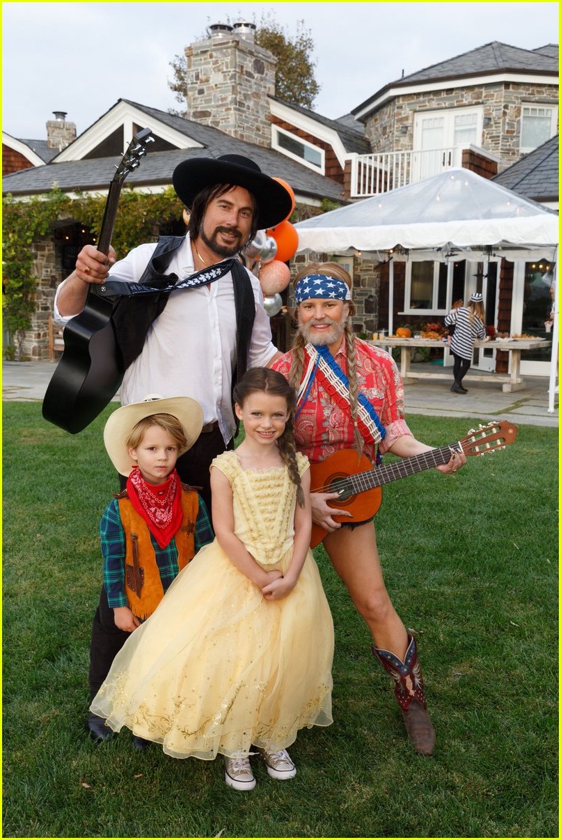 Jessica Simpson Wears a Beard for Her Willie Nelson Costume! Photo(00)