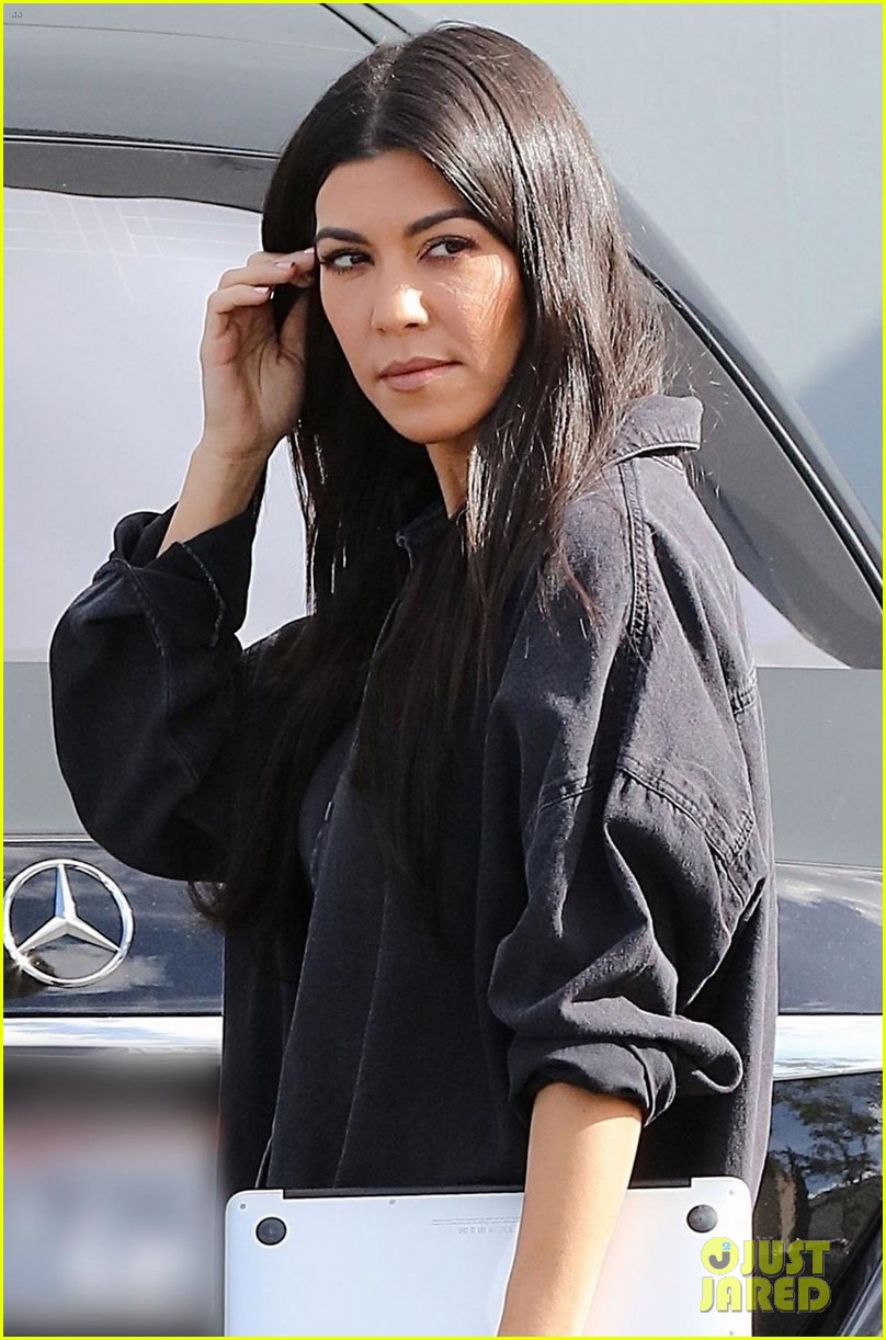 Kourtney Kardashian Shares Fun Disneyland Throwback!: Photo 3989163