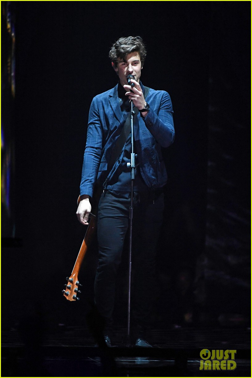 Shawn Mendes Brings House Down With There S Nothing Holdin Me Back Mtv Emas Performance Photo 3986477 2017 Mtv Emas Shawn Mendes Pictures Just Jared