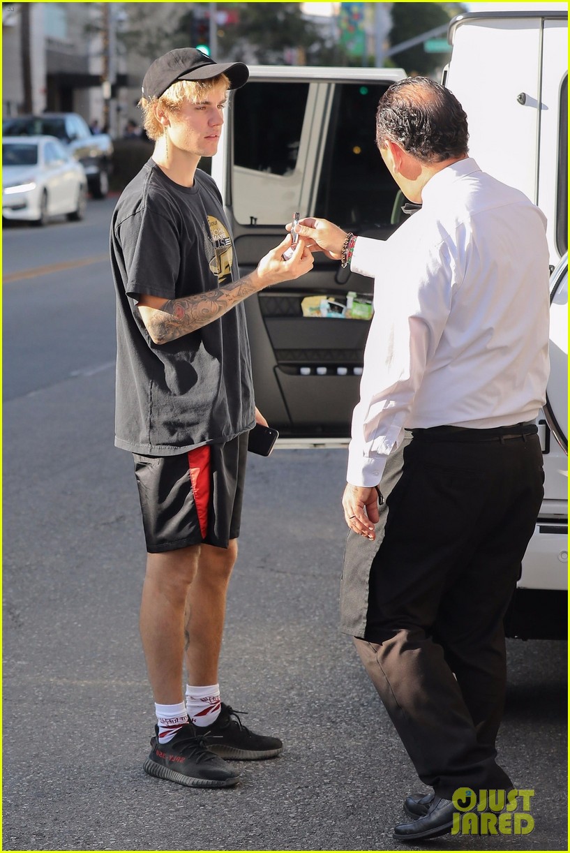 Justin Bieber Gets Lunch in Beverly Hills After a Morning Hike: Photo