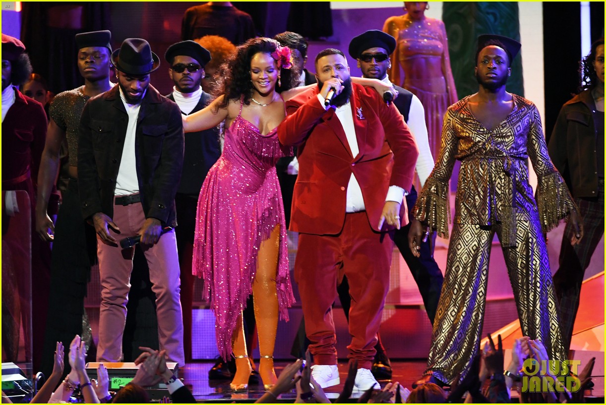 Rihanna Performs 'Wild Thoughts' at Grammys 2018 with DJ Khaled & Bryson Tiller (Video ...1222 x 817