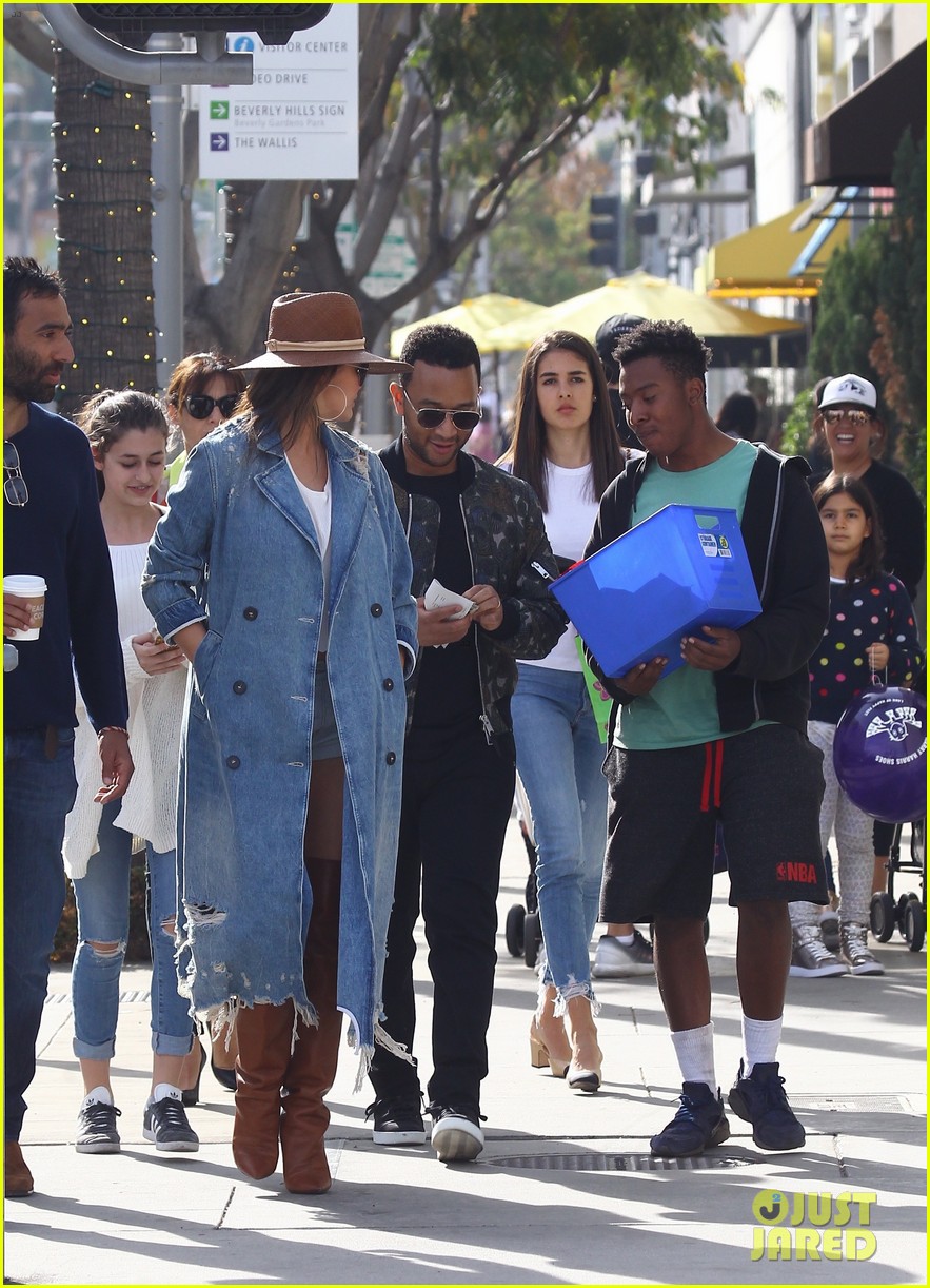 Chrissy Teigen John Legend Donate To A Young Fan S Fundraiser Photo 4014875 Chrissy Teigen John Legend Pregnant Celebrities Pictures Just Jared