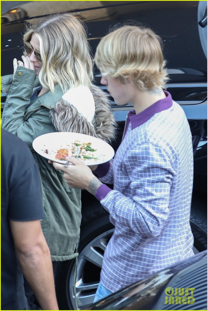 Justin Bieber Eats His Lunch on the Go on His Birthday!: Photo 4041716