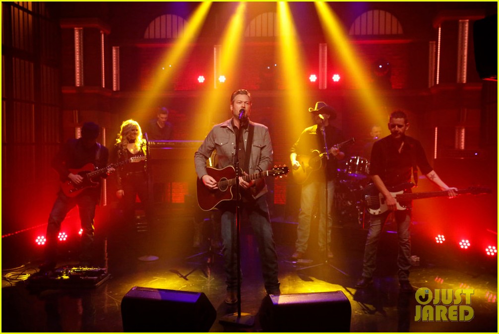 Blake Shelton Performs I Ll Name The Dogs On Seth Meyers Watch Now Photo 4053750 Blake Shelton Pictures Just Jared