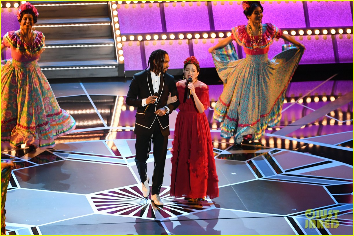 Gael Garcia Bernal, Miguel & Natalia LaFourcade Perform 'Remember Me