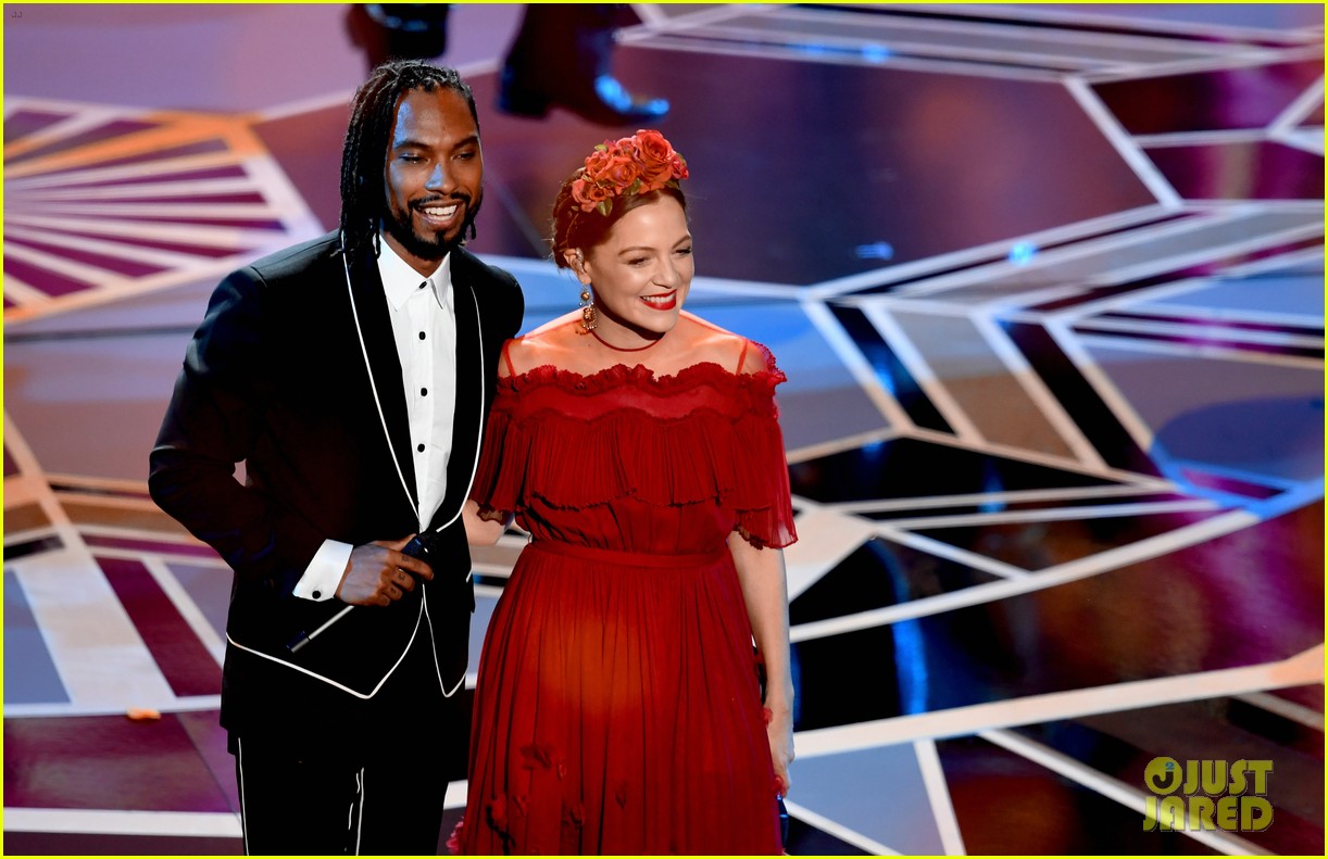 Gael Garcia Bernal, Miguel & Natalia LaFourcade Perform 'Remember Me