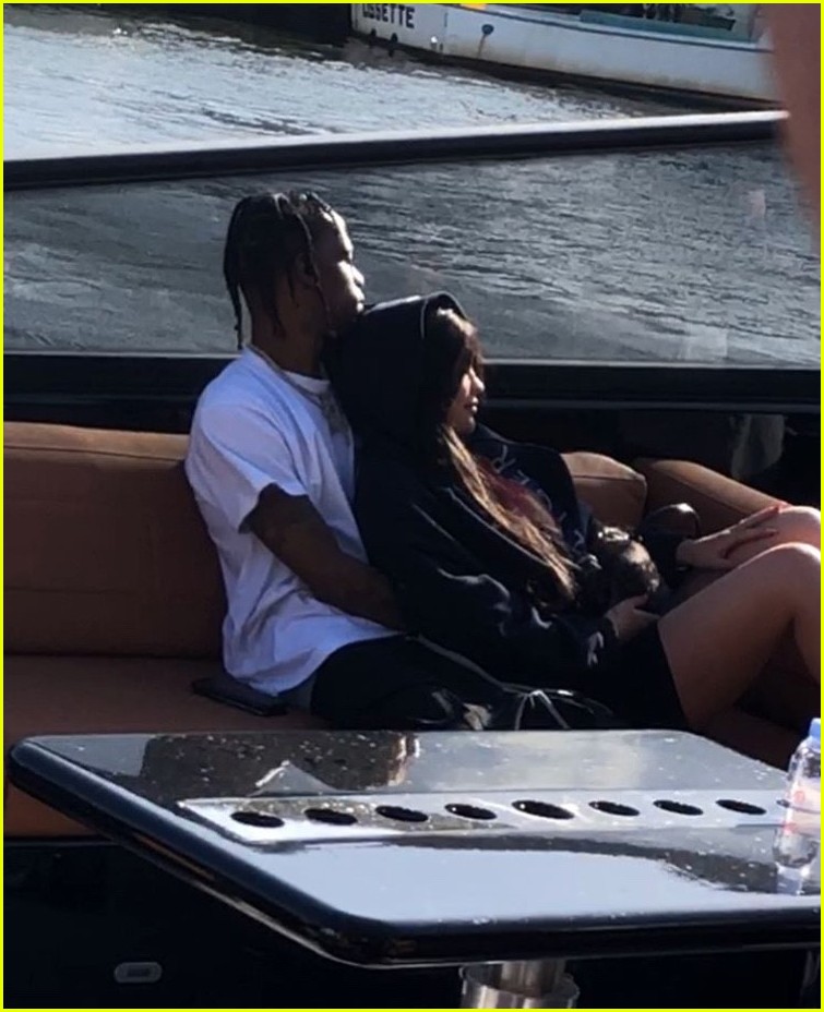 Kylie Jenner Travis Scott Enjoy Sunday Date In Rare Public Appearance Photo Kylie Jenner Travis Scott Pictures Just Jared