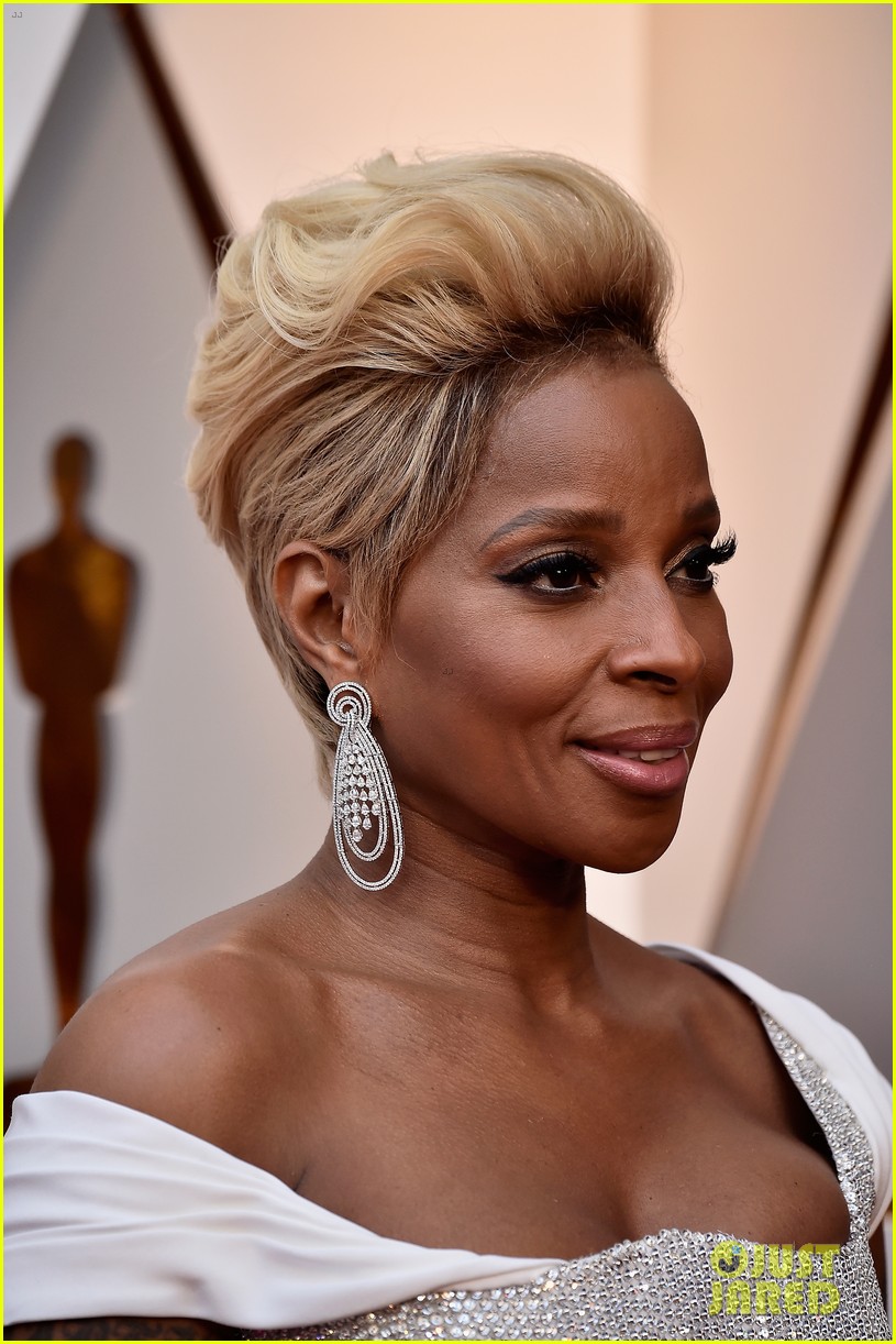 Mary J Blige Gets Glam On The Red Carpet At Oscars 2018 Photo
