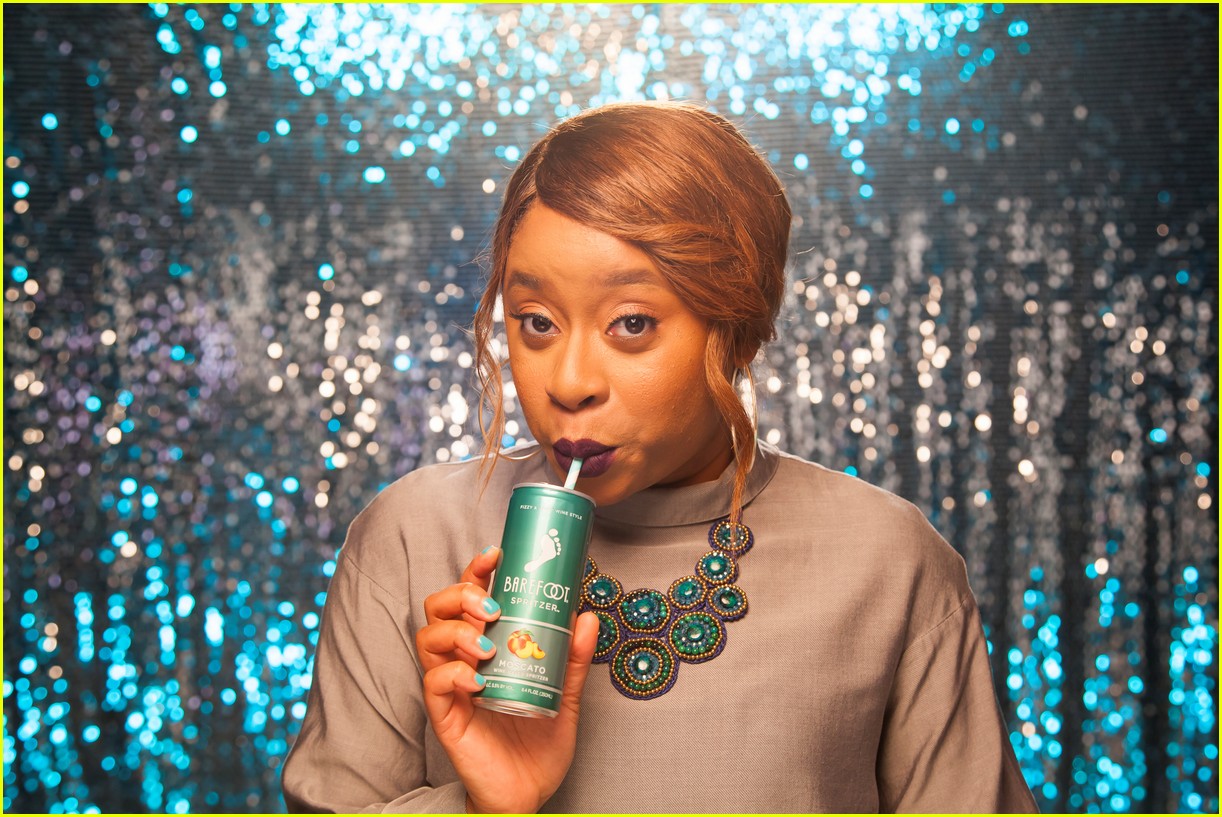 Elizabeth Banks, Cecily Strong & More Star in 'Crushin' It' Music Video