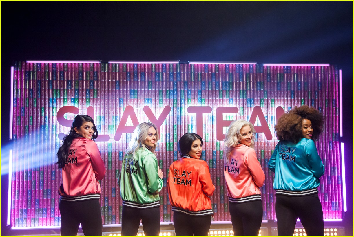 Elizabeth Banks, Cecily Strong & More Star in 'Crushin' It' Music Video