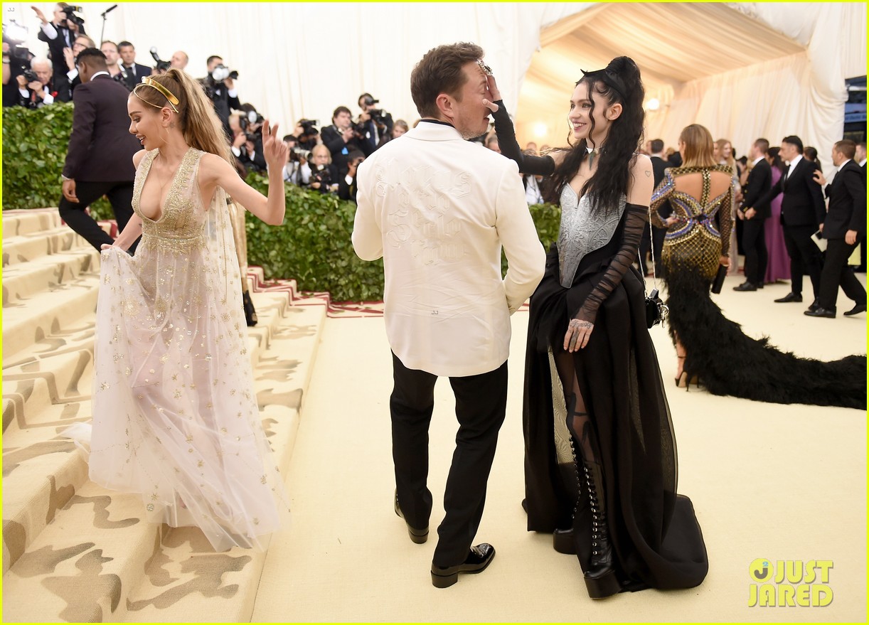 Grimes Pokes Fun at Her New Relationship With Elon Musk!: Photo 4080248