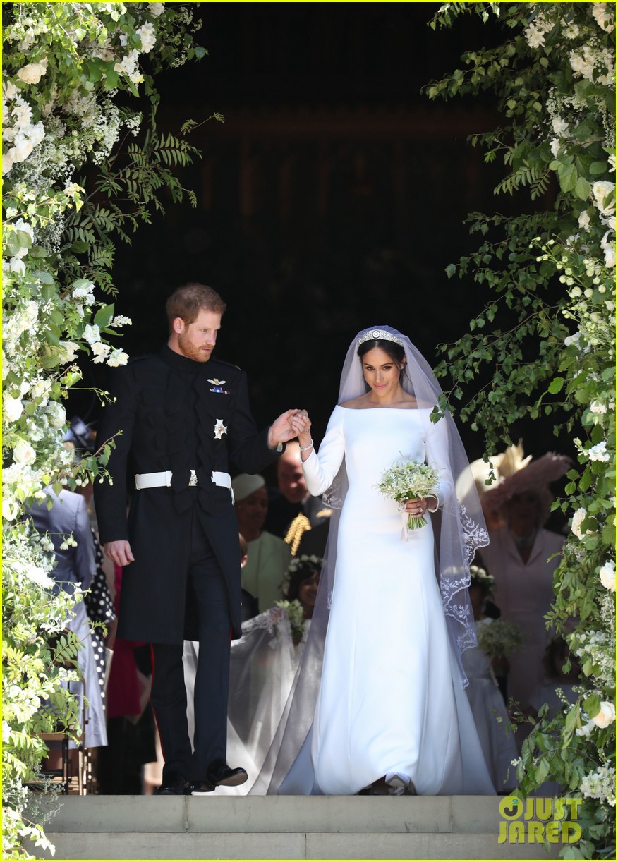 Photo for the royal wedding prince harry meghan markle first kiss