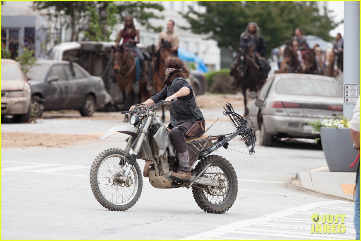 Norman Reedus & 'Walking Dead' Cast Battle Walkers in New Set Photos