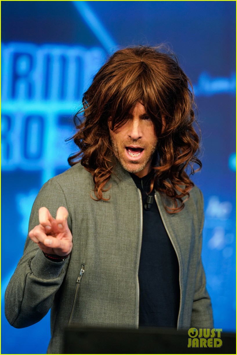 Ryan Reynolds Beats Jessica Chastain's Staring Contest Record! Photo