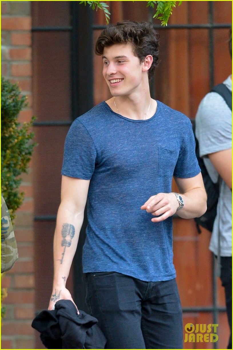 Shawn Mendes Is All Smiles While Stopping to Greet Fans in NYC! Photo