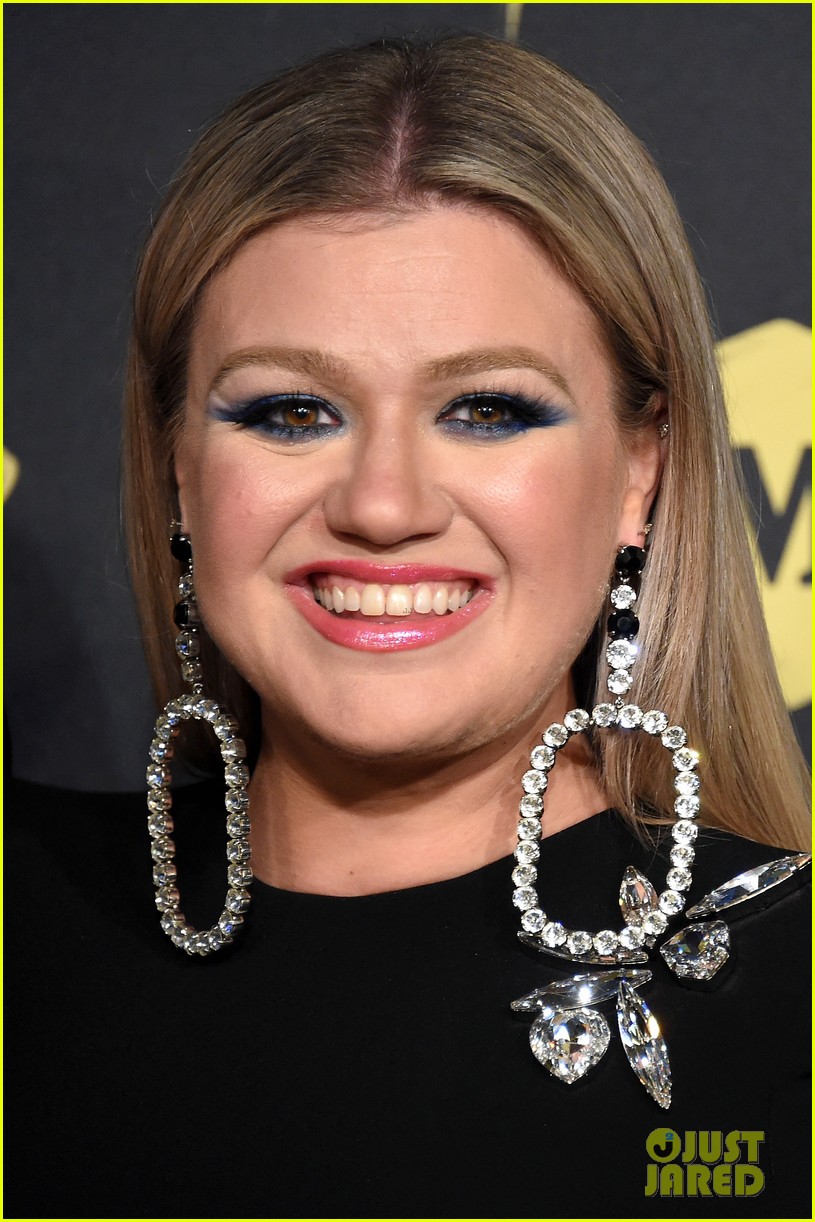 Kelly Clarkson Gets Glam on the Red Carpet at CMT Music Awards 2018 Photo 4096433 2018 CMT