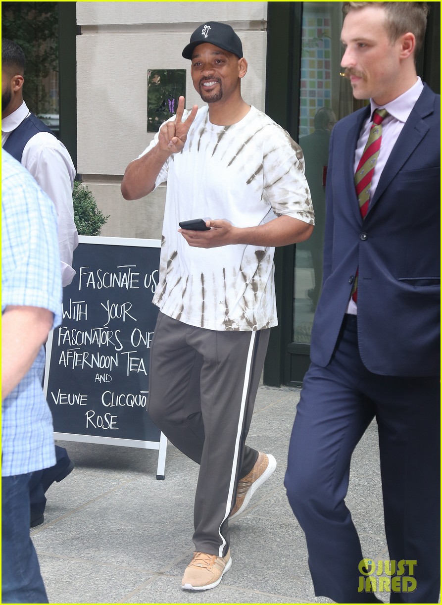 Will Smith Throws Up the Peace Sign in NYC! Photo 4120196 Will Smith Pictures Just Jared