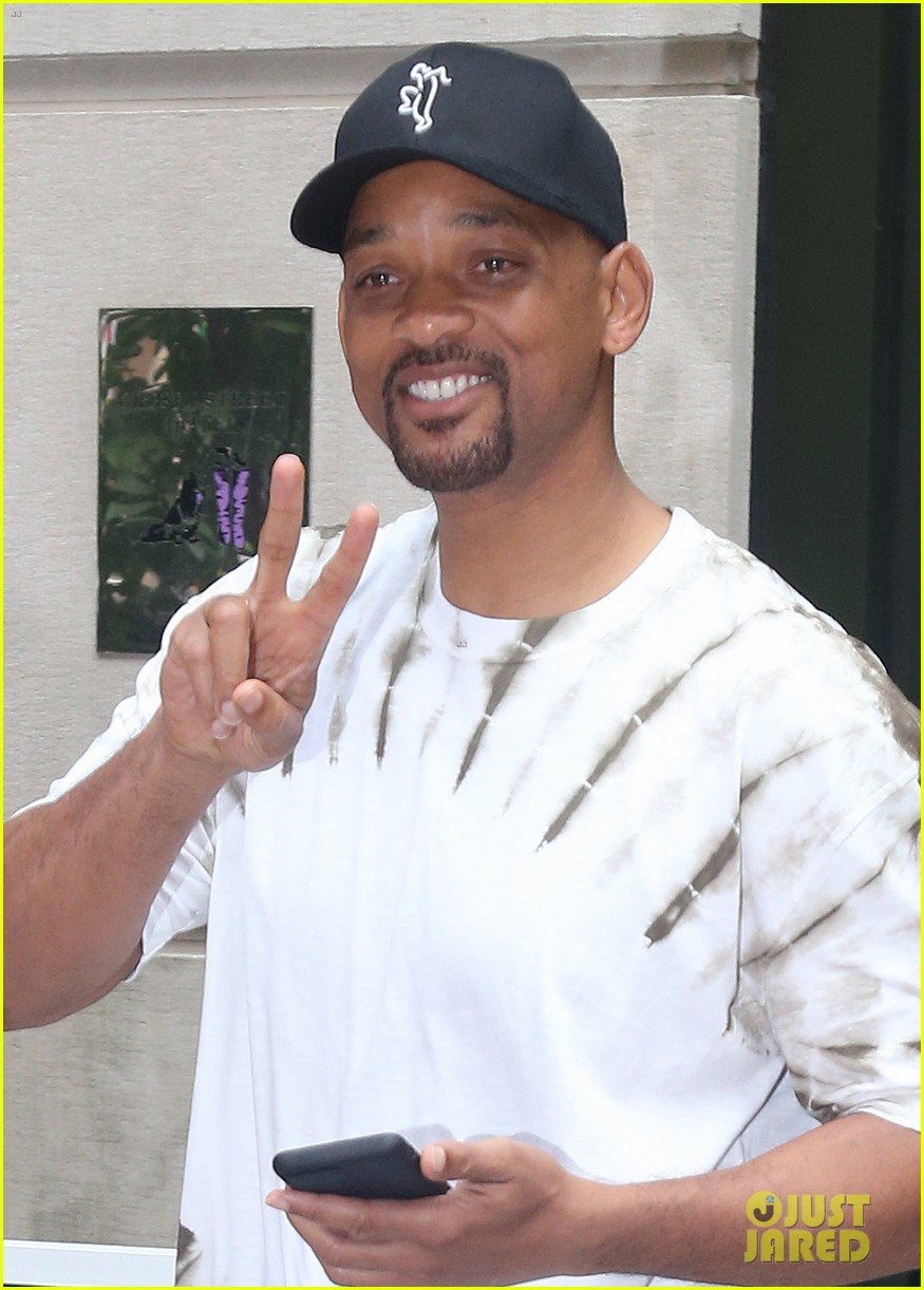 Will Smith Throws Up the Peace Sign in NYC! Photo 4120199 Will