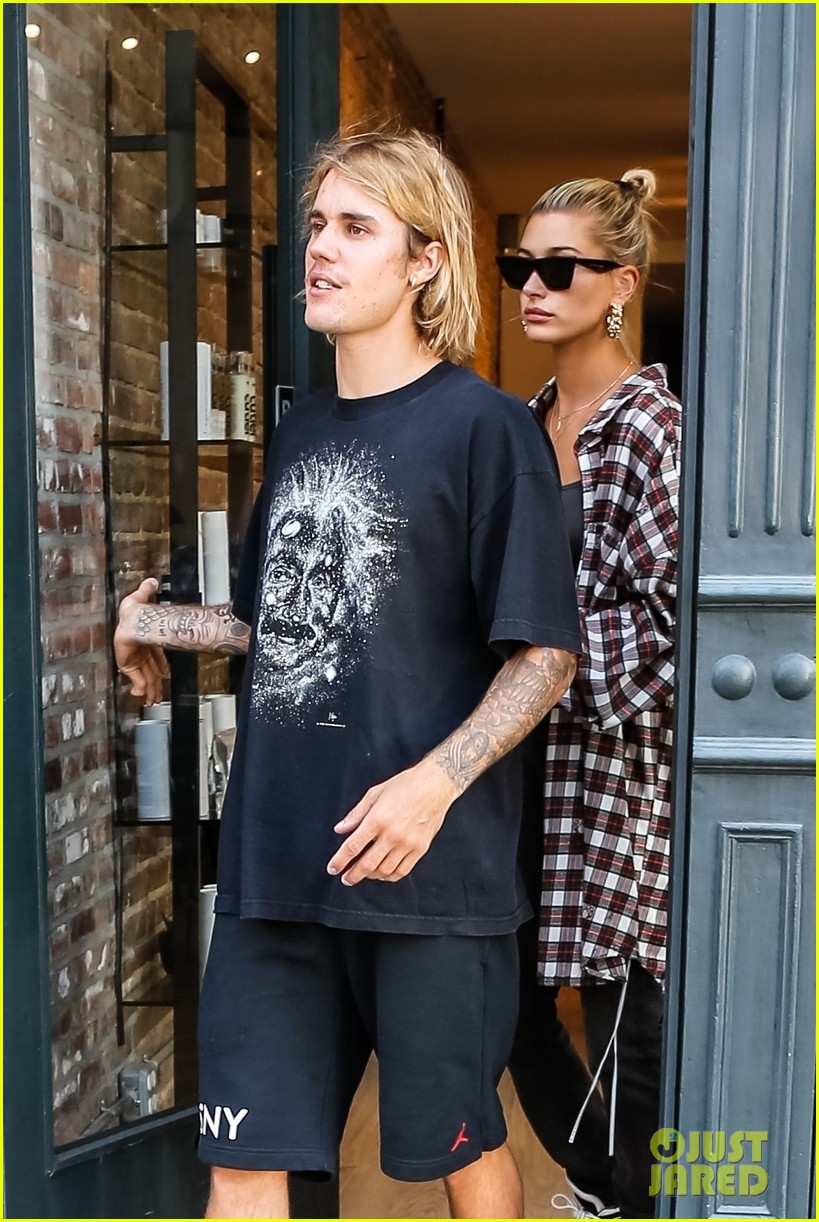 justin bieber gets a haircut with hailey baldwin by his side 024126591