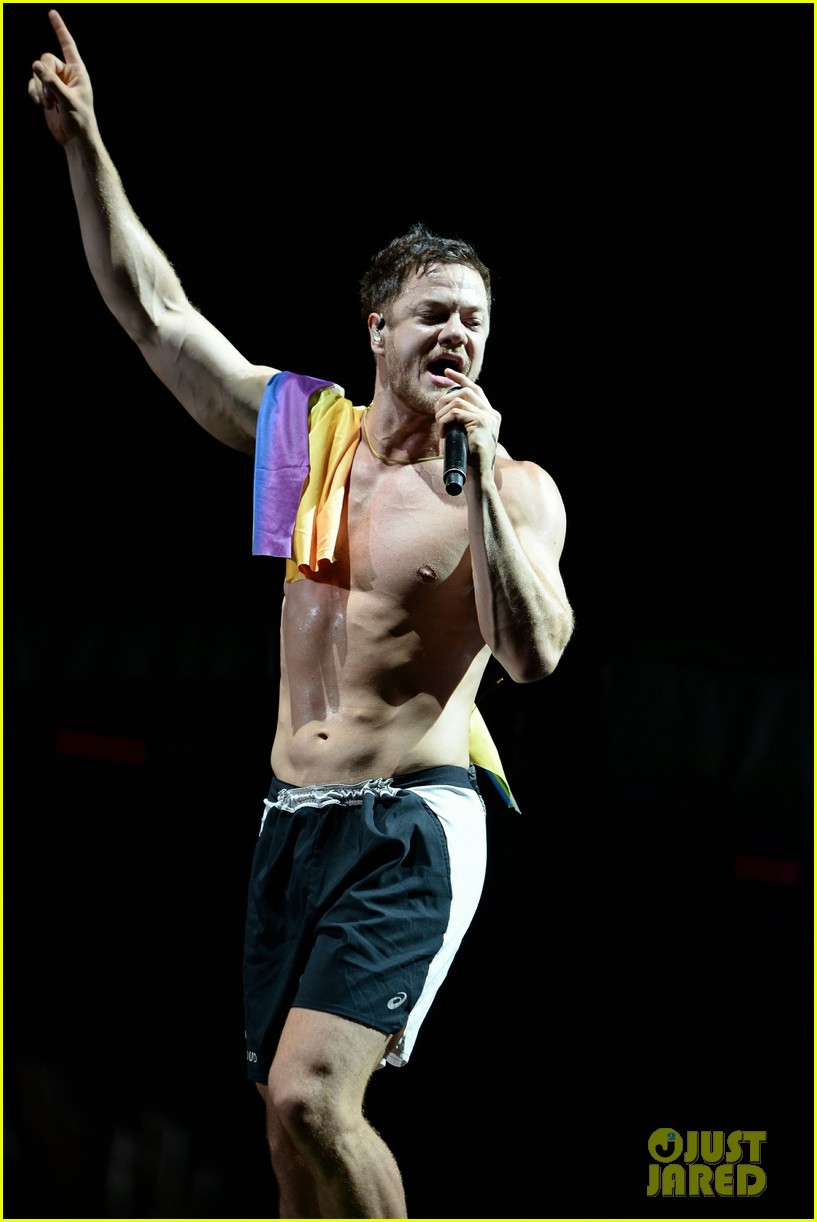 Dan Reynolds Shows Off Eight Pack While Going Shirtless During Imagine