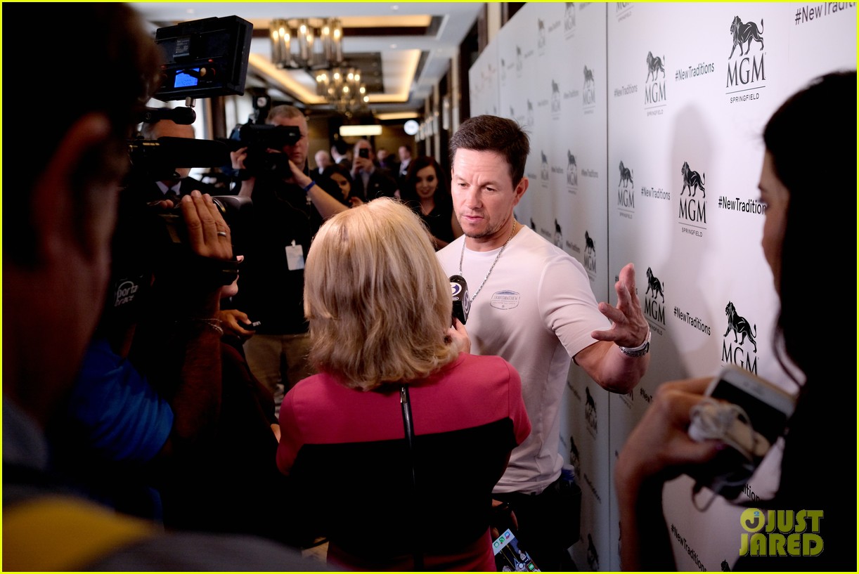 Mark Wahlberg Announces Wahlburgers Restaurant at MGM Springfield!: Photo 4133820 ...1222 x 817