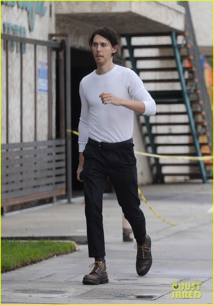 Austin Butler Flaunts Dark Hair For New Film Role Photo 4164517