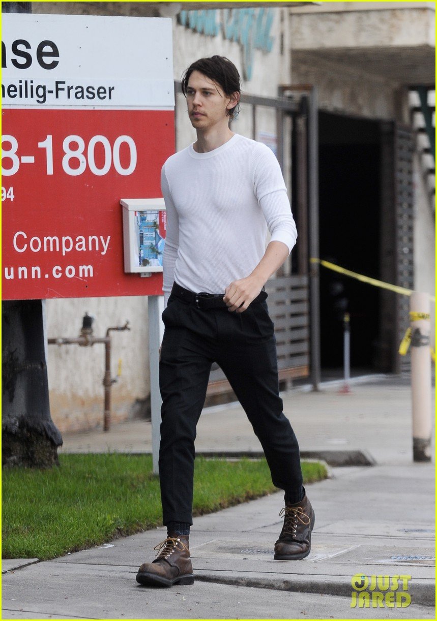 Austin Butler Flaunts Dark Hair For New Film Role Photo 4164519