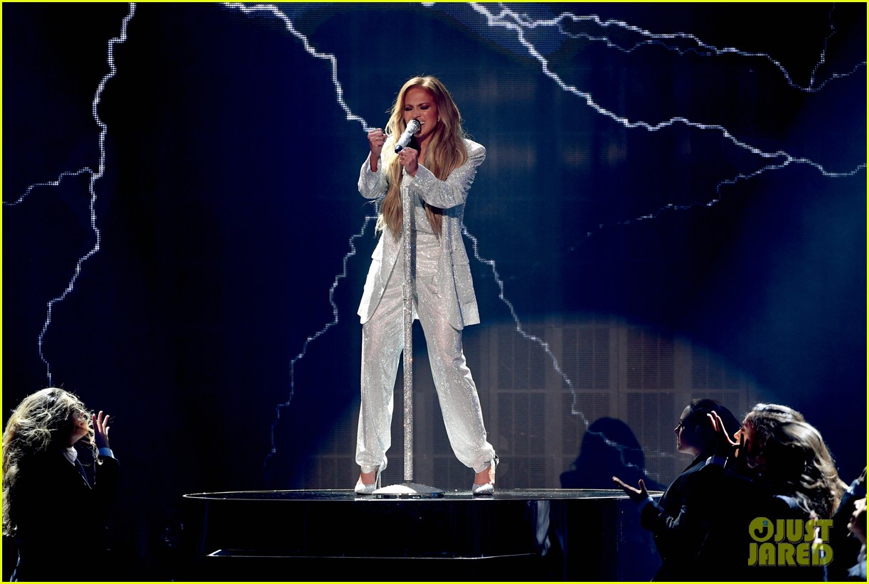 Jennifer Lopez Celebrates In Style With Her Steamiest Song Yet - 3572pq5