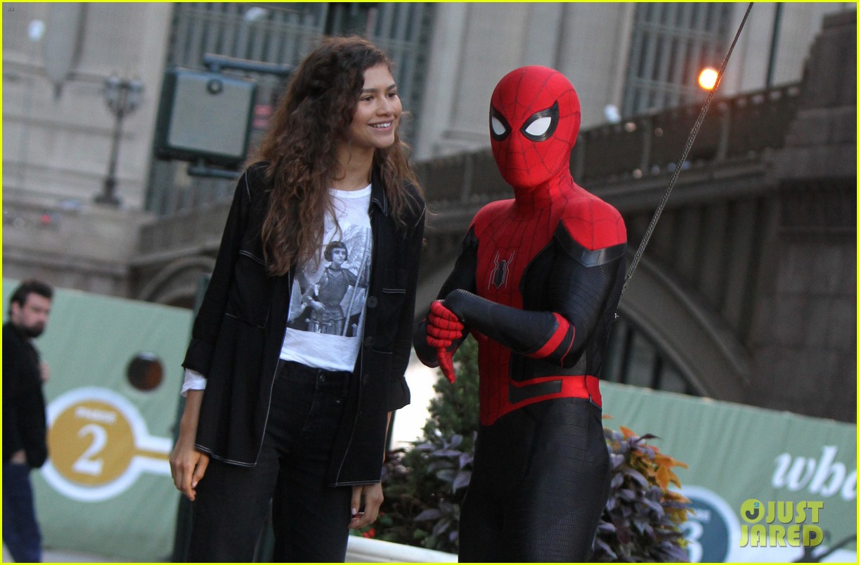 Spider-Man Does a Stunt on 'Far From Home' Set with Zendaya!: Photo 4164884 | Spider ...1222 x 804