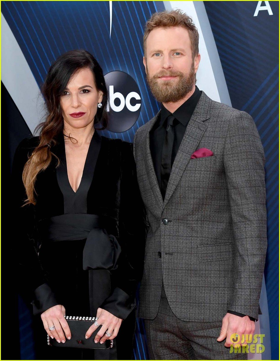 Dierks Bentley Amp Wife Cassidy Black Look Chic At Cma