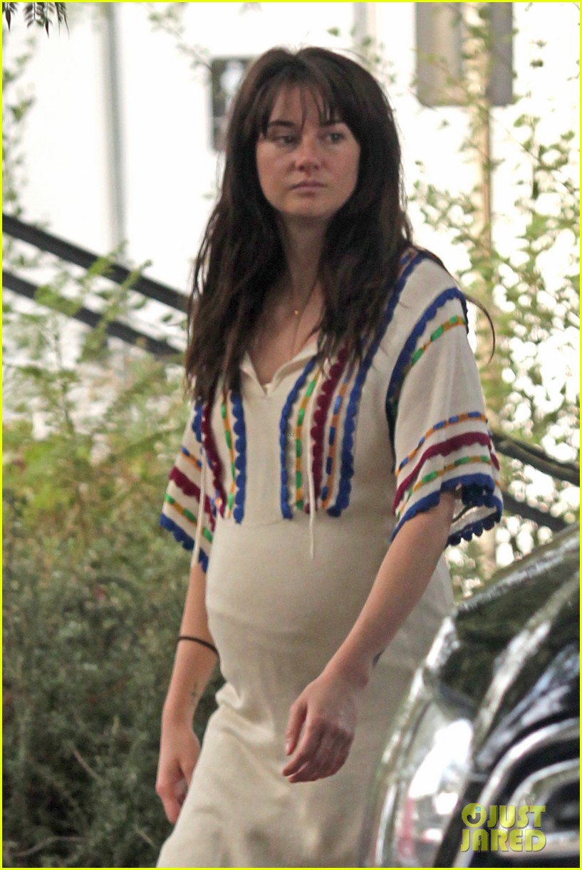 Jamie Dornan Films New Movie With Shailene Woodley See The Set