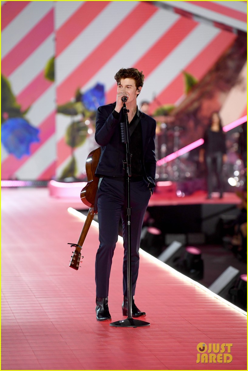 Shawn Mendes Kelsea Ballerini The Chainsmokers Perform At Victoria S Secret Fashion Show 2018 Photo 4178376 2018 Victorias Secret Fashion Show Alex Pall Drew Taggart Kelsea Ballerini Shawn Mendes The Chainsmokers